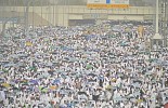 ضيوف الرحمن يتوافدون إلى صعيد عرفات